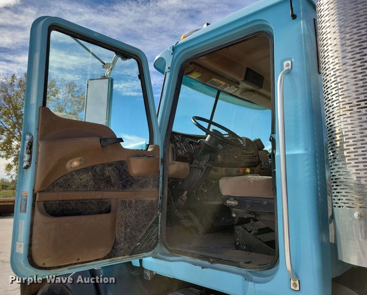 image for item JH9926 2004 Mack CL733 semi truck