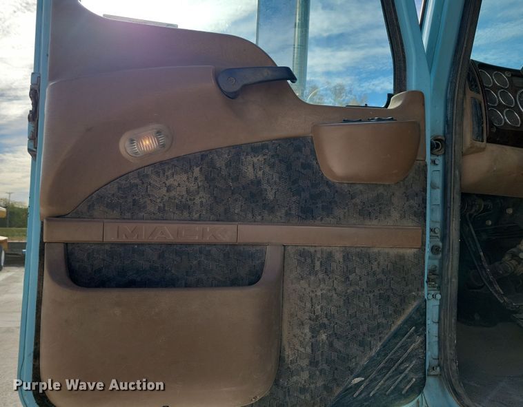 image for item JH9926 2004 Mack CL733 semi truck