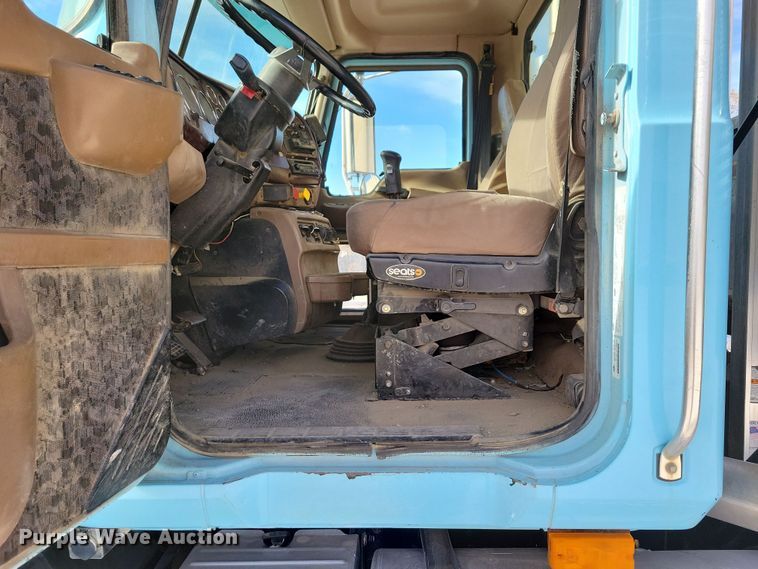 image for item JH9926 2004 Mack CL733 semi truck