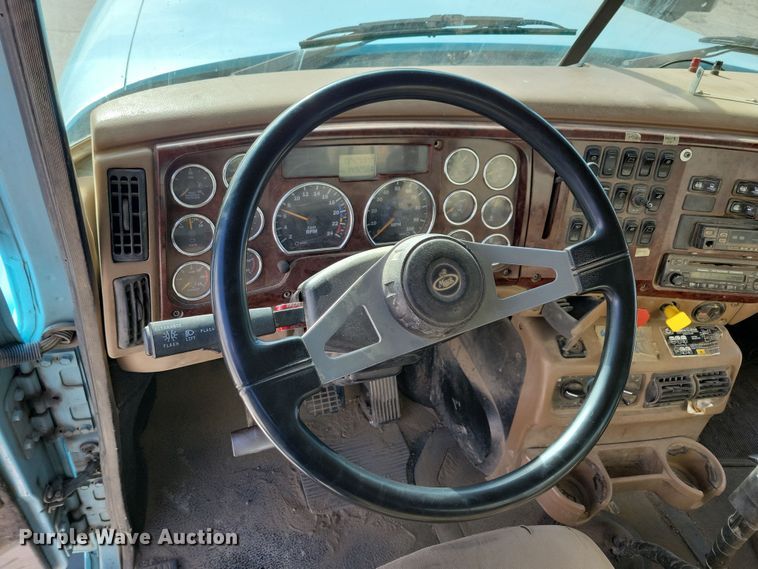 image for item JH9926 2004 Mack CL733 semi truck