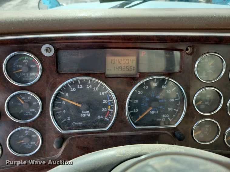 image for item JH9926 2004 Mack CL733 semi truck