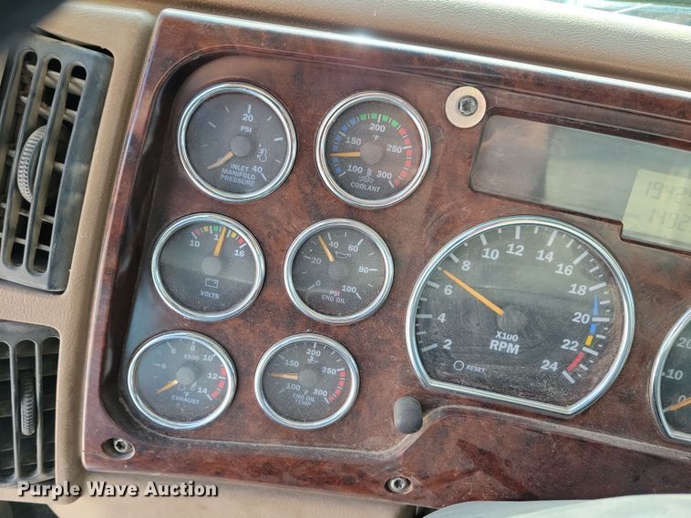 image for item JH9926 2004 Mack CL733 semi truck