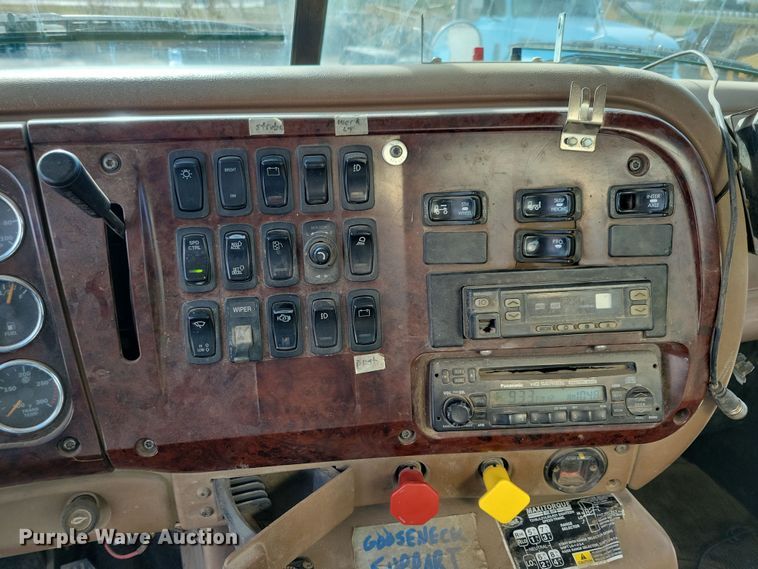 image for item JH9926 2004 Mack CL733 semi truck