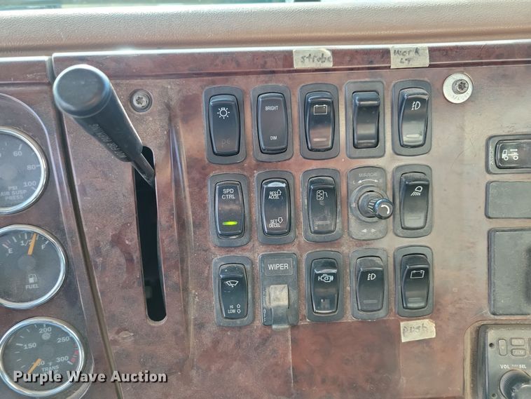 image for item JH9926 2004 Mack CL733 semi truck