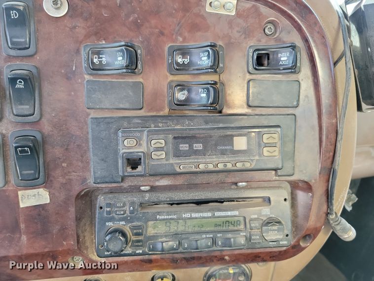 image for item JH9926 2004 Mack CL733 semi truck