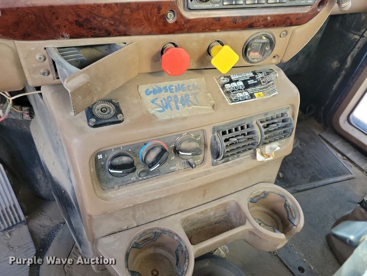 image for item JH9926 2004 Mack CL733 semi truck