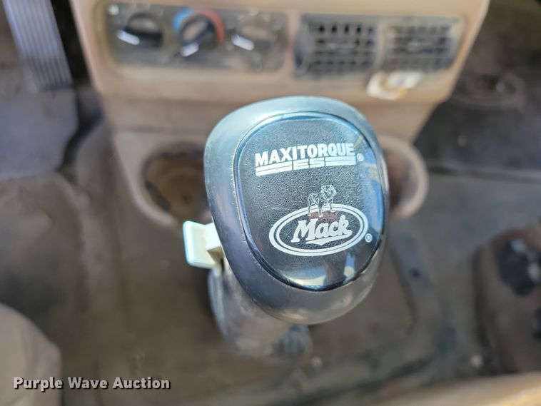 image for item JH9926 2004 Mack CL733 semi truck