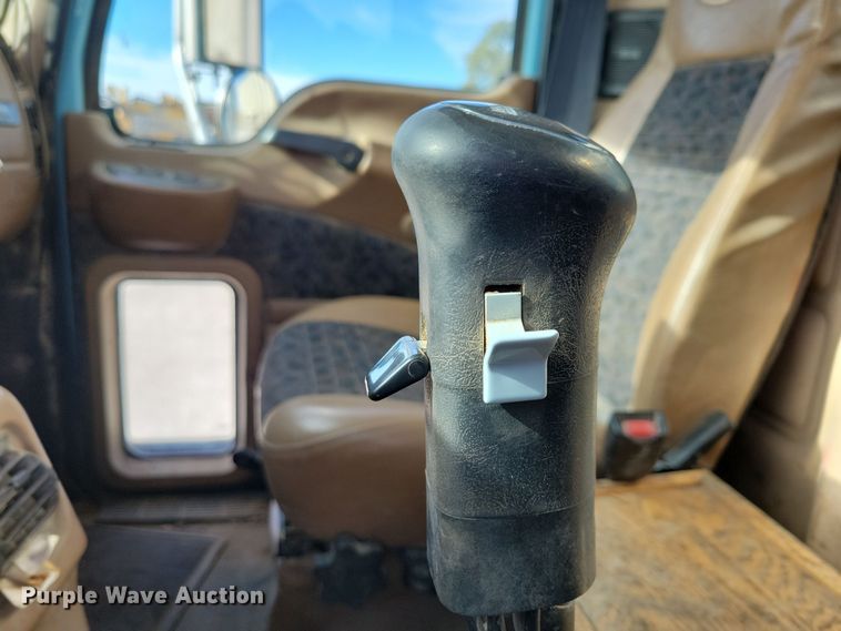 image for item JH9926 2004 Mack CL733 semi truck