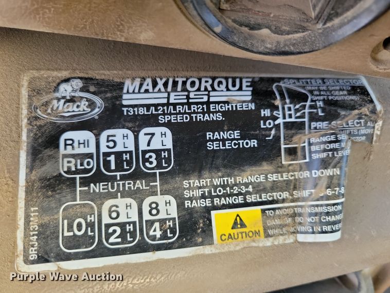 image for item JH9926 2004 Mack CL733 semi truck