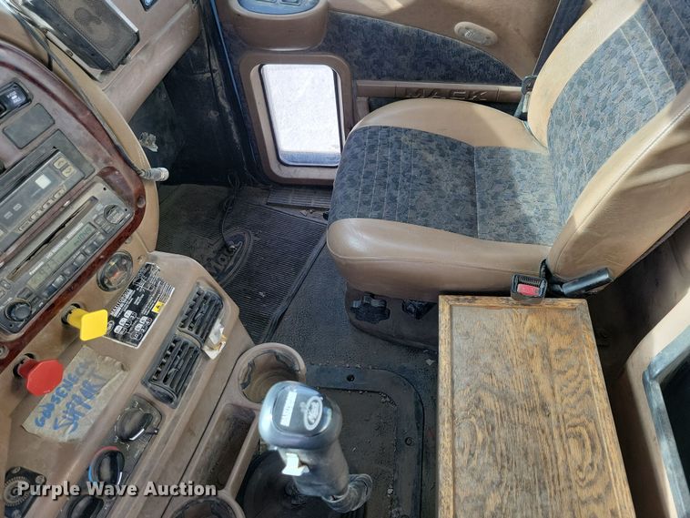 image for item JH9926 2004 Mack CL733 semi truck