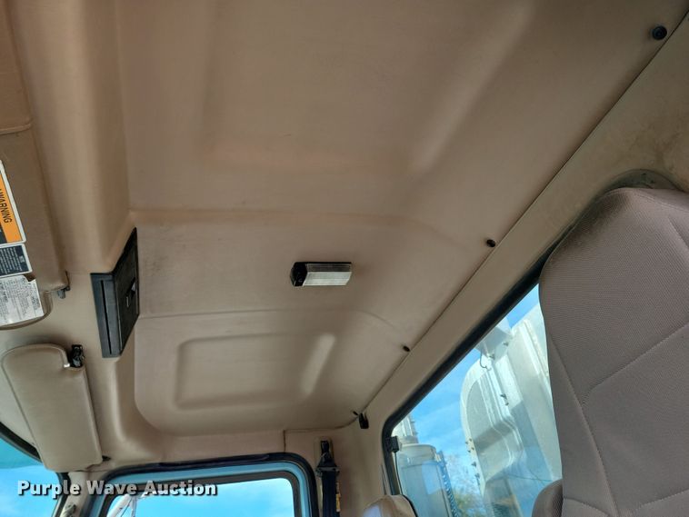 image for item JH9926 2004 Mack CL733 semi truck