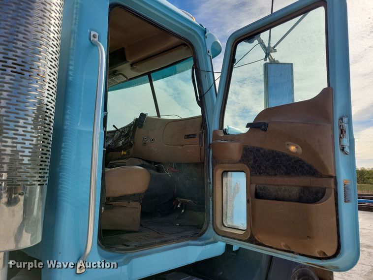 image for item JH9926 2004 Mack CL733 semi truck