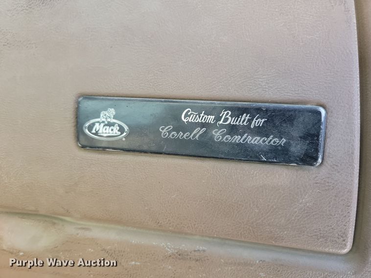 image for item JH9926 2004 Mack CL733 semi truck