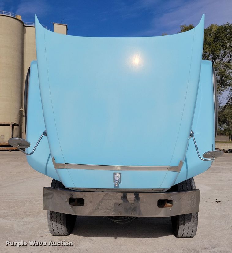 image for item JH9926 2004 Mack CL733 semi truck