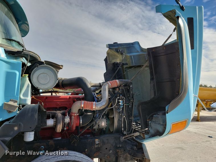 image for item JH9926 2004 Mack CL733 semi truck