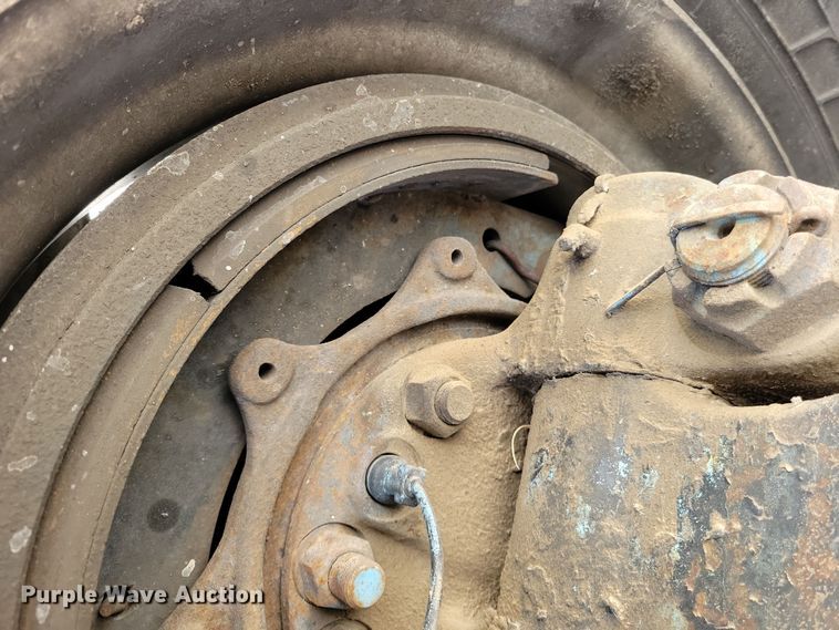 image for item JH9926 2004 Mack CL733 semi truck