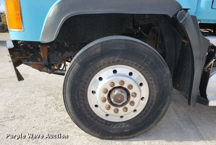 image for item JH9926 2004 Mack CL733 semi truck