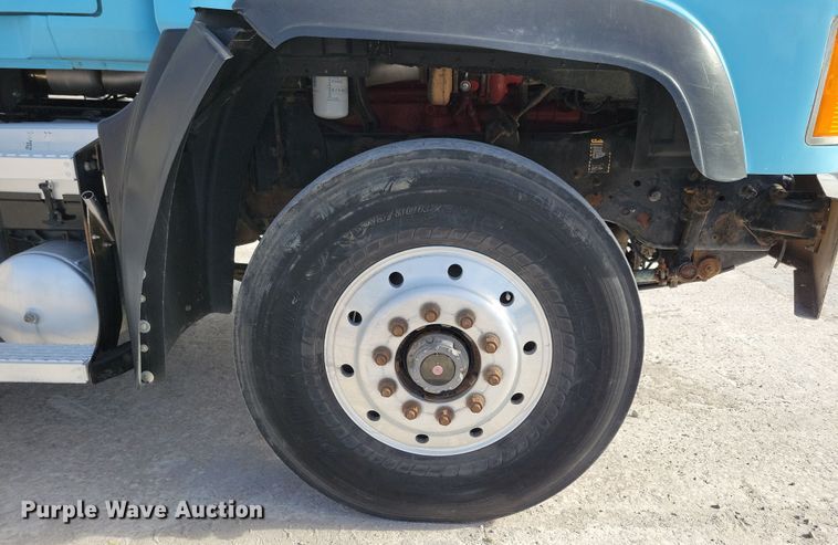 image for item JH9926 2004 Mack CL733 semi truck