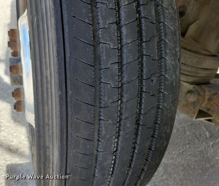 image for item JH9926 2004 Mack CL733 semi truck