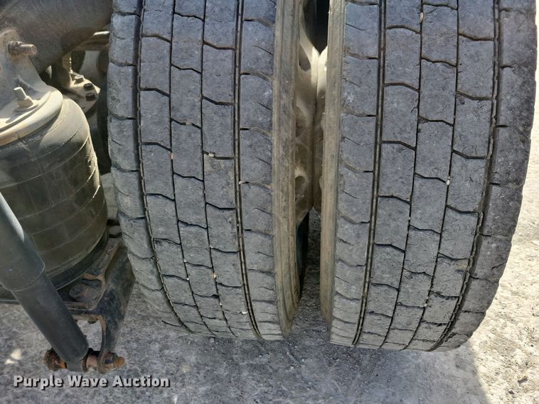 image for item JH9926 2004 Mack CL733 semi truck