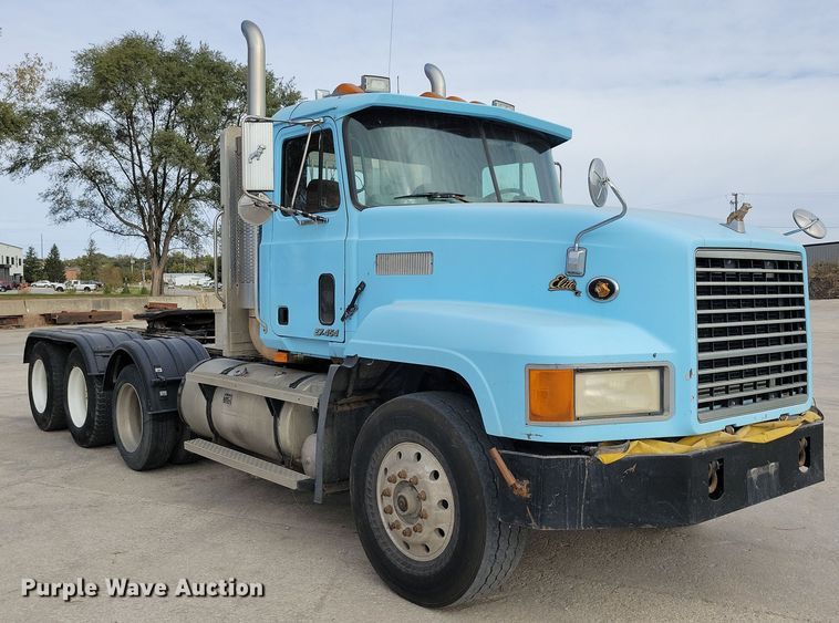 image for item JH9927 1997 Mack CL713 semi truck