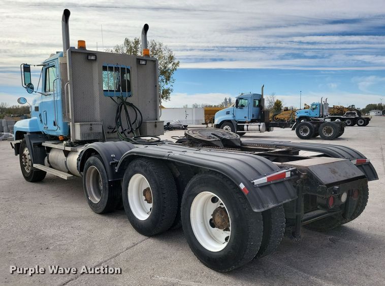 image for item JH9927 1997 Mack CL713 semi truck