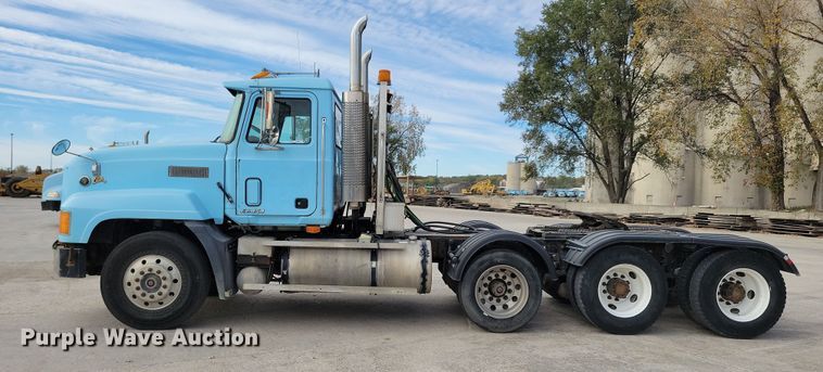 image for item JH9927 1997 Mack CL713 semi truck