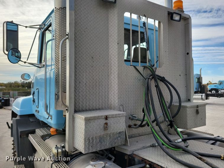 image for item JH9927 1997 Mack CL713 semi truck