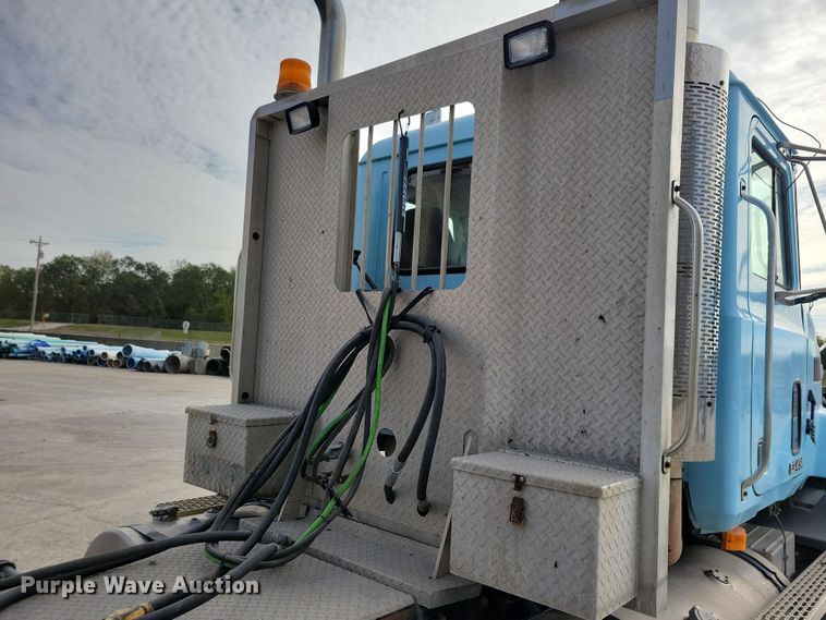 image for item JH9927 1997 Mack CL713 semi truck