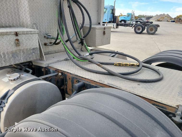 image for item JH9927 1997 Mack CL713 semi truck