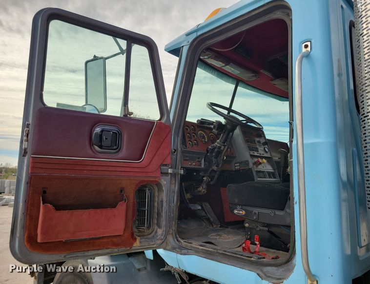 image for item JH9927 1997 Mack CL713 semi truck