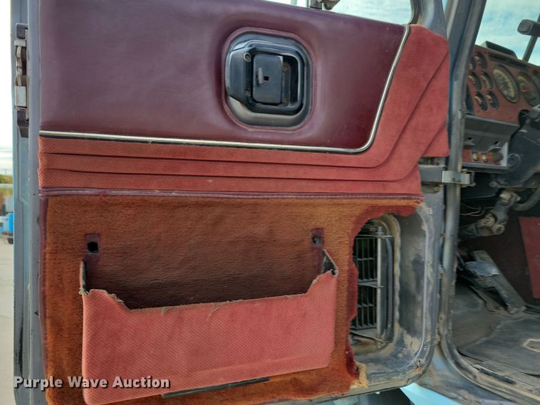 image for item JH9927 1997 Mack CL713 semi truck