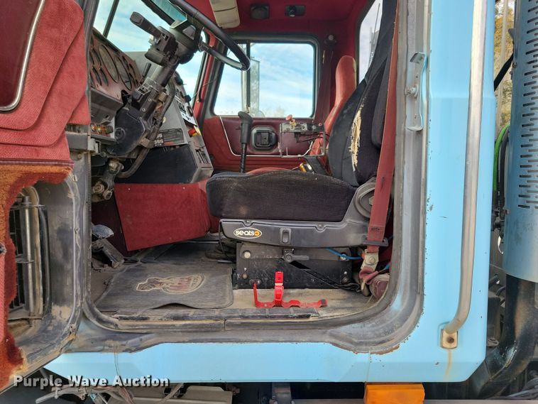 image for item JH9927 1997 Mack CL713 semi truck