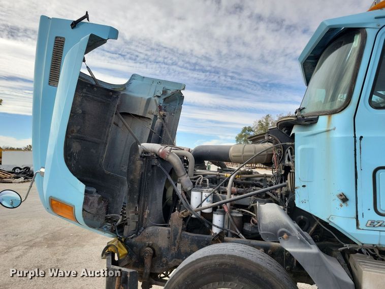 image for item JH9927 1997 Mack CL713 semi truck