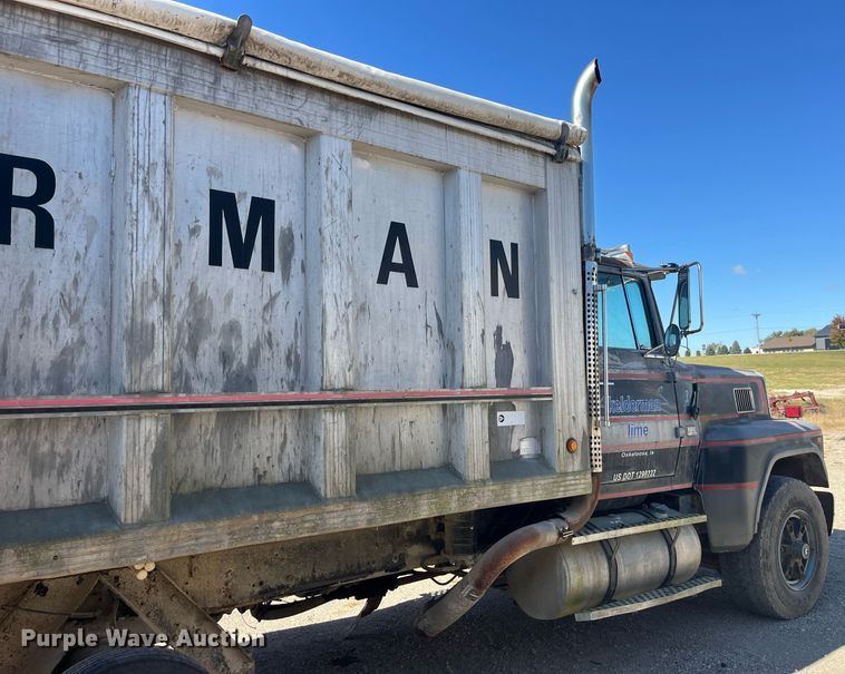 image for item LC9208 1989 Ford LTL9000 dump truck