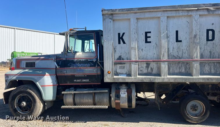 image for item LC9208 1989 Ford LTL9000 dump truck