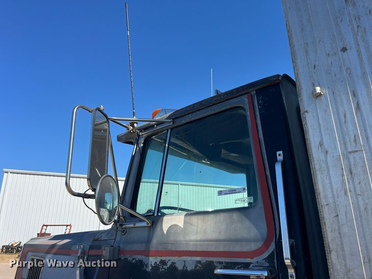 image for item LC9208 1989 Ford LTL9000 dump truck