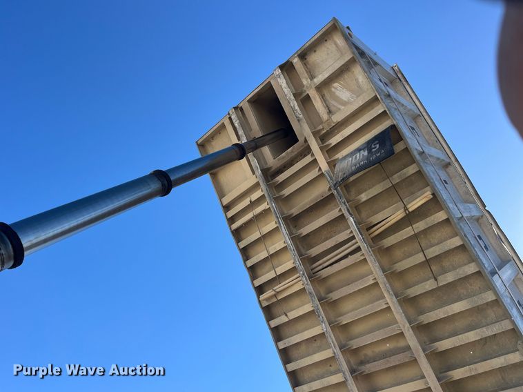 image for item LC9208 1989 Ford LTL9000 dump truck