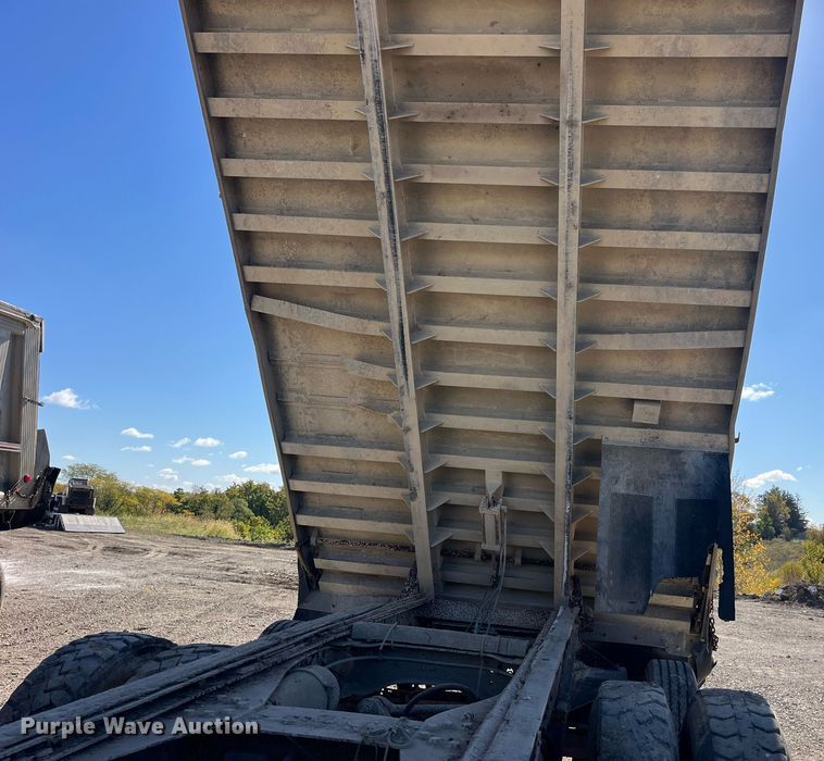 image for item LC9208 1989 Ford LTL9000 dump truck