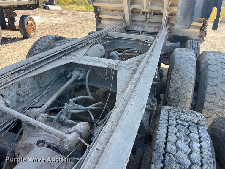 image for item LC9208 1989 Ford LTL9000 dump truck