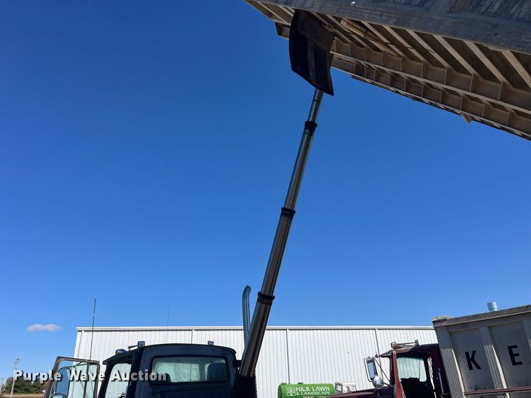 image for item LC9208 1989 Ford LTL9000 dump truck