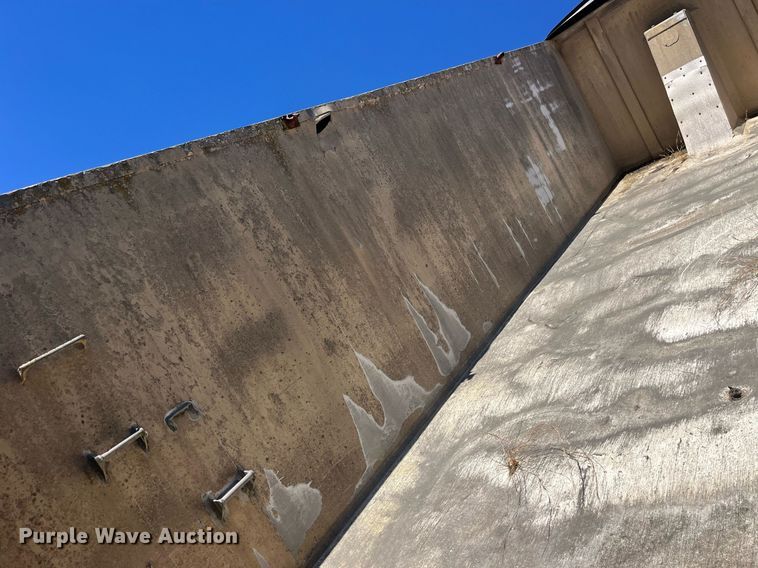 image for item LC9208 1989 Ford LTL9000 dump truck