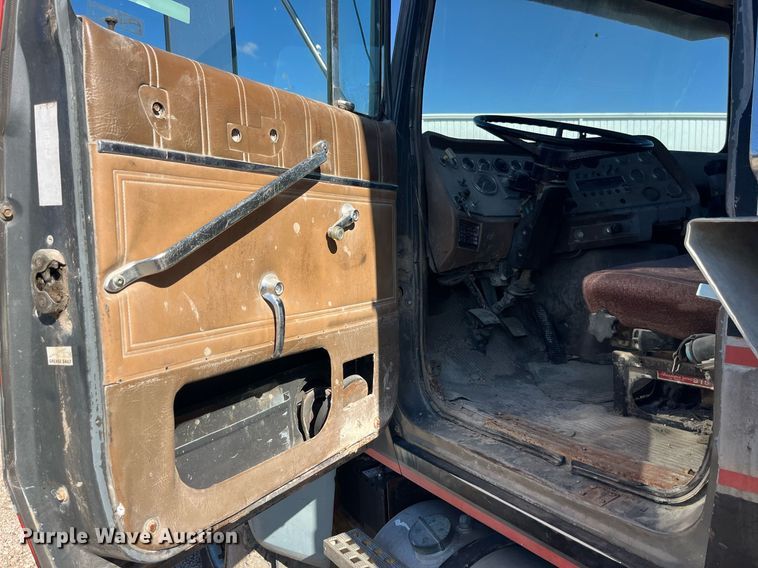 image for item LC9208 1989 Ford LTL9000 dump truck