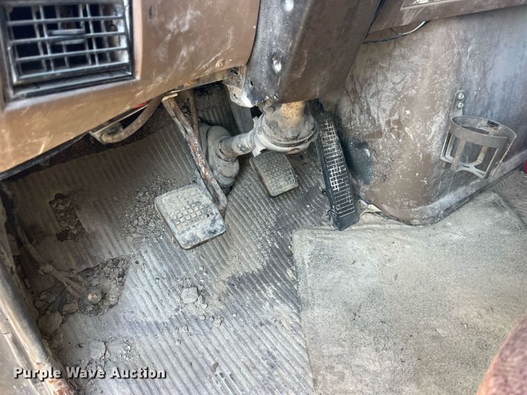 image for item LC9208 1989 Ford LTL9000 dump truck