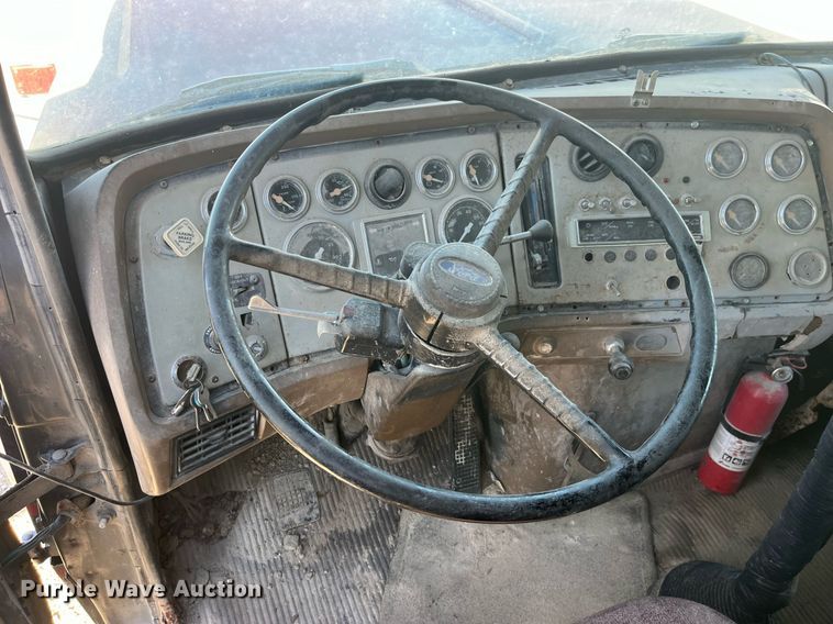 image for item LC9208 1989 Ford LTL9000 dump truck