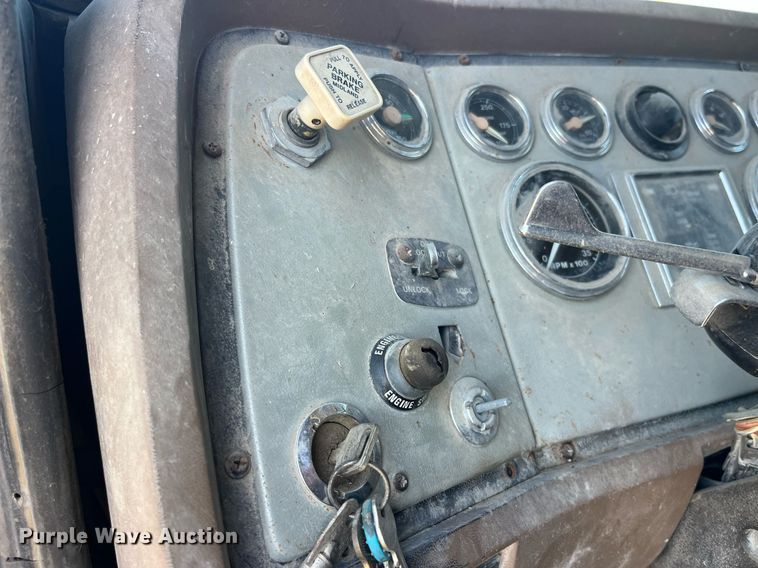 image for item LC9208 1989 Ford LTL9000 dump truck