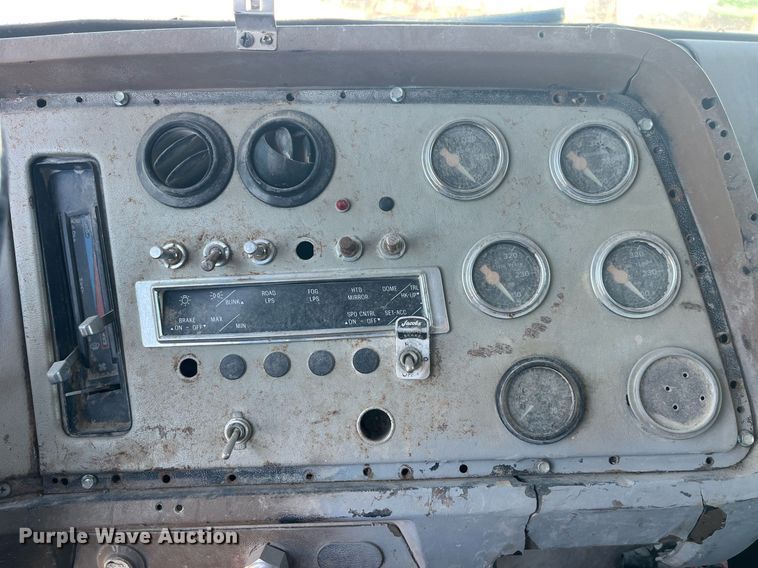 image for item LC9208 1989 Ford LTL9000 dump truck