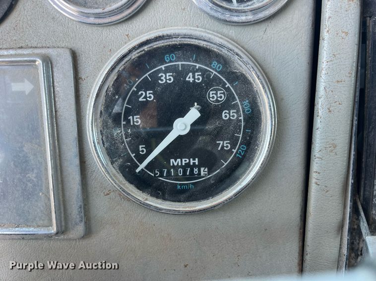 image for item LC9208 1989 Ford LTL9000 dump truck