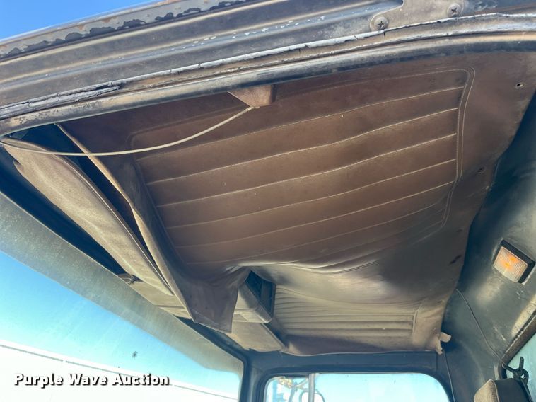 image for item LC9208 1989 Ford LTL9000 dump truck