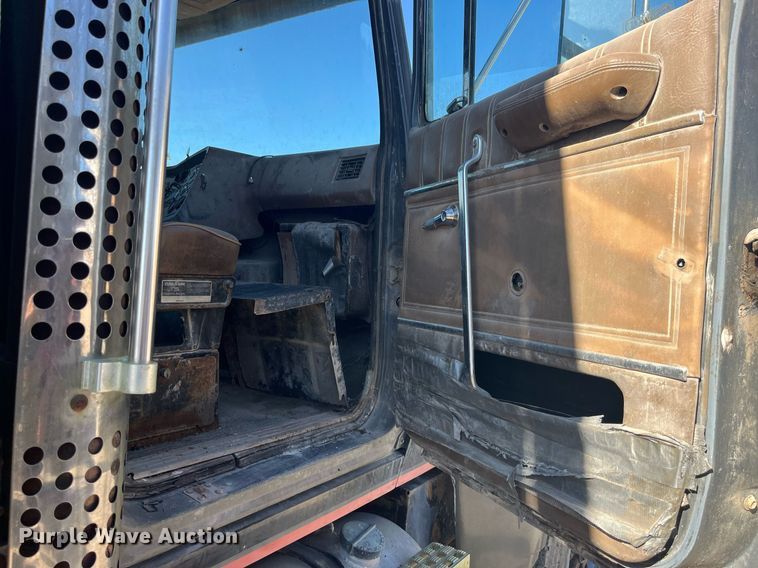 image for item LC9208 1989 Ford LTL9000 dump truck